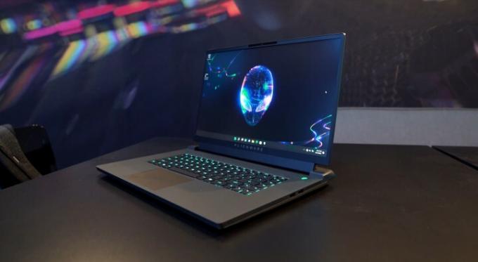 Alienware m17 R5 sülearvuti istub laual.