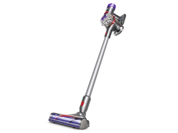 Dyson V7 Advanced sladdlös dammsugare står upprätt, på en vit bakgrund.