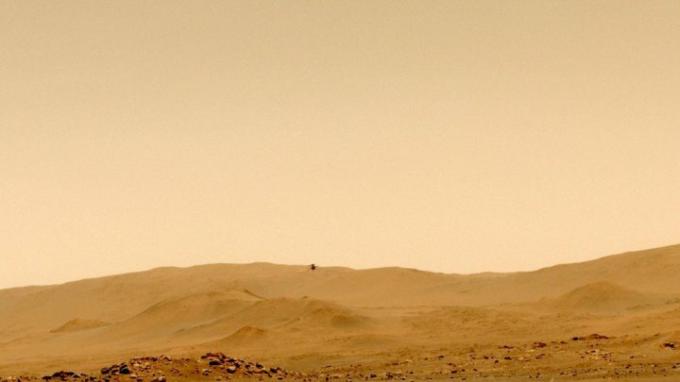 Пятый полет Ingenuity Mars Helicopter НАСА был заснят 7 мая 2021 года одной из навигационных камер на борту марсохода Perseverance агентства. Это был первый раз, когда он вылетел на новую посадочную площадку. Пятый полет Ingenuity Mars Helicopter НАСА был заснят 7 мая 2021 года одной из навигационных камер на борту марсохода Perseverance агентства. Это был первый раз, когда он вылетел на новую посадочную площадку.