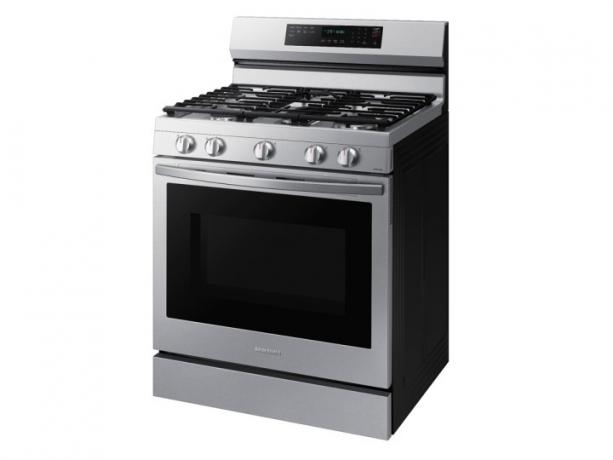 Le Samsung 6.0 cu. pi. Convection à gaz autonome + cuisinière avec WiFi sur fond blanc.