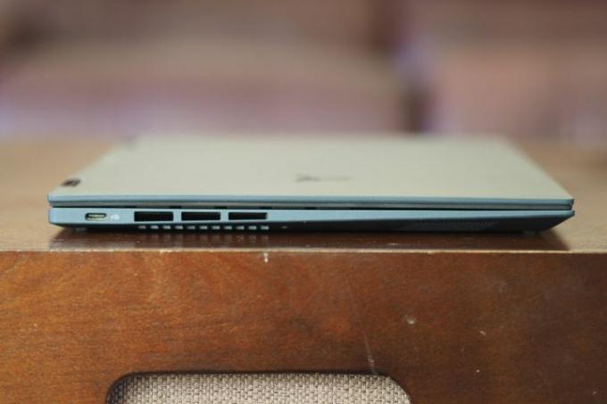 Asus ZenBook S 13 Vend venstre side og viser porte.