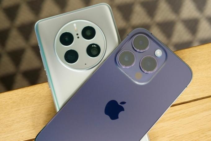 Huawei Mate 50 Pro og Apple iPhone 14 Pro kameramoduler.