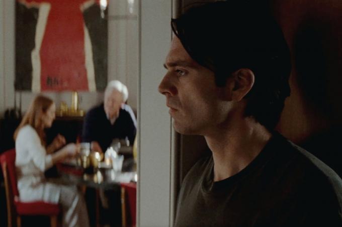 Sebastian Stan stojí na okraji dverí v Sharper.