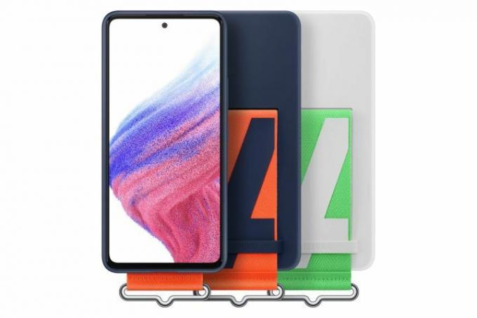 O Samsung Galaxy A53 5G com capa e alça de silicone.