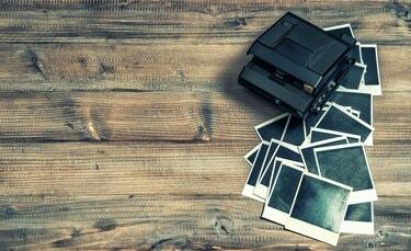 Polaroidpildiraamid ja kaamera maalähedasel puidust taustal. retro stiilis toonides pilt