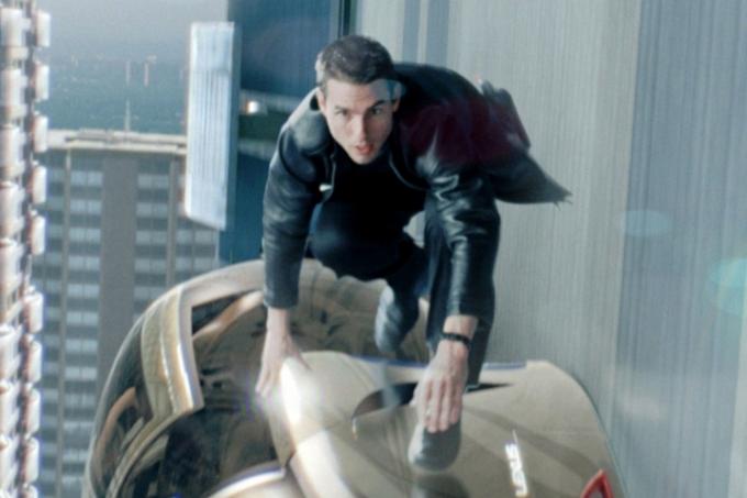 Tom Cruise står på toppen av en futuristisk bil i Minority Report.