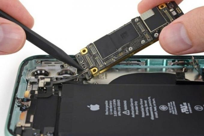 מישהו מתקן אייפון עם ערכת iFixit