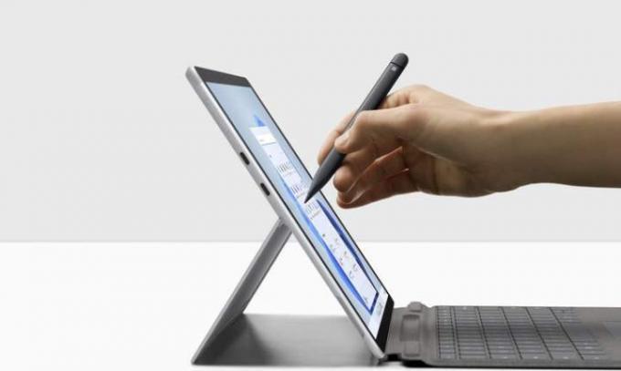 Surface 펜이 장착된 Surface Pro X.