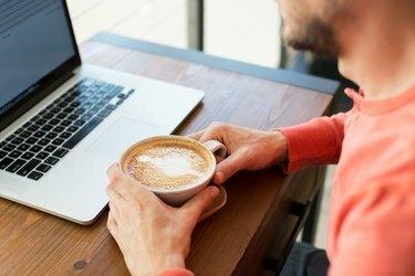 homme au café