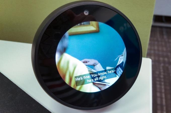 Amazon Echo Spot se encuentra en una mesa auxiliar.