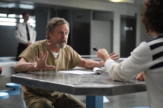 uniéndose al elenco Mark Hamill