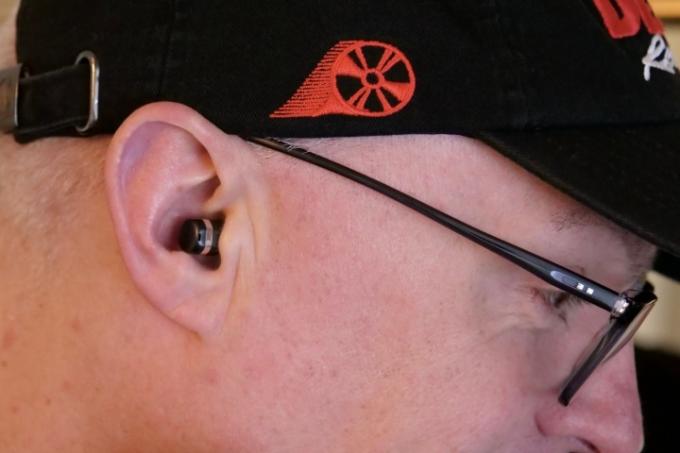 Huawei Watch Buds'ın bir kişinin kulağındaki kulaklıkları.