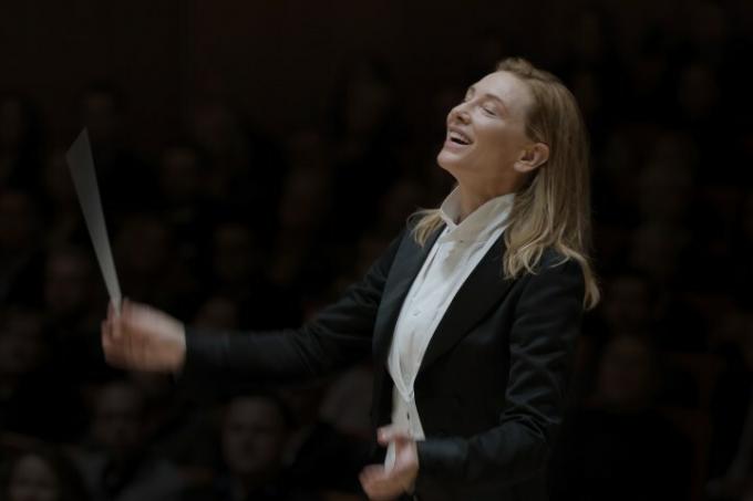 Cate Blanchett dirige la música vestida de traje en TÁR.