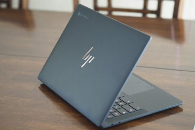 덮개와 로고가 표시된 HP Dragonfly Pro Chromebook 후면 모습.