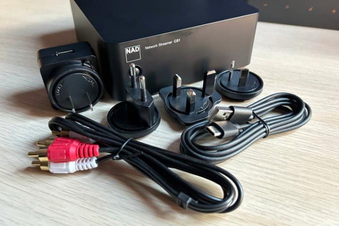 NAD CS1 Endpoint Network Streamer s příslušenstvím.