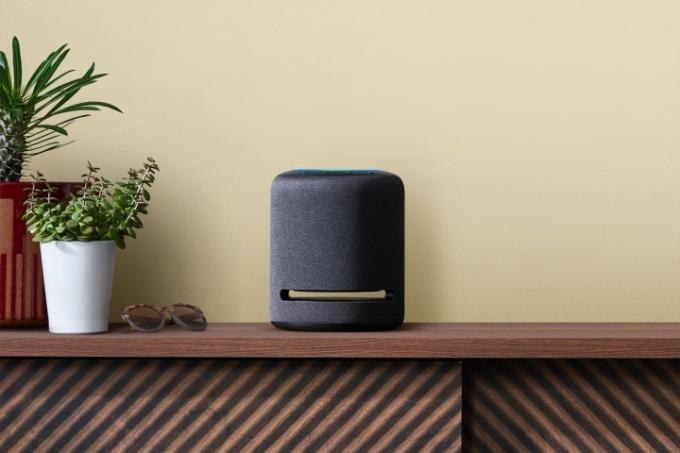 Amazon Echo Studio Alexa pametni zvučnik na stolu.