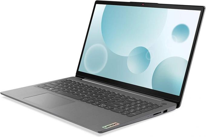 Laptopul Lenovo IdeaPad 3i pe un fundal alb.