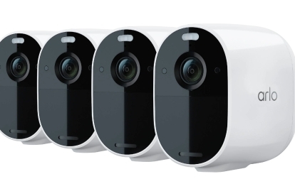 Vier Arlo Essential Spotlight beveiligingscamera's.