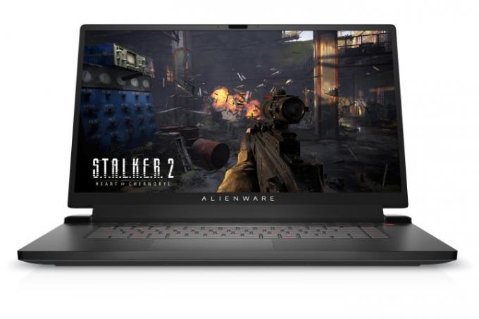 Alienware m17 R5 elölnézet, kijelzővel és billentyűzettel.