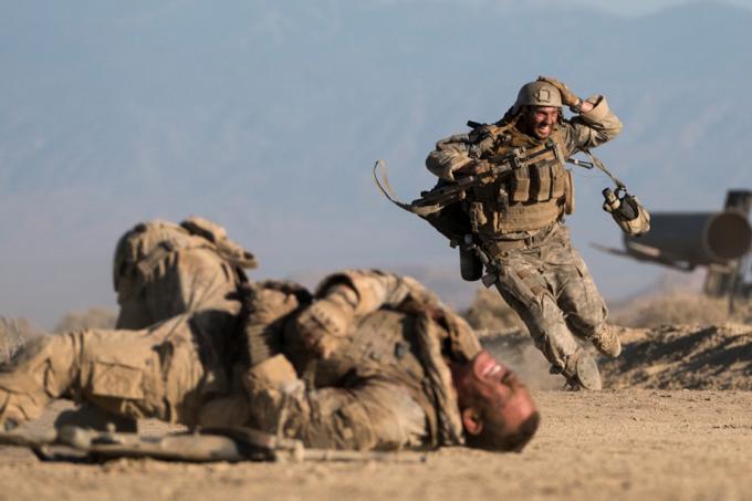 Ο στρατιώτης στο The Wall τρέχει αφού δέχτηκε πυρά ελεύθερου σκοπευτή με τον τραυματισμένο συμπαίκτη του σε πρώτο πλάνο