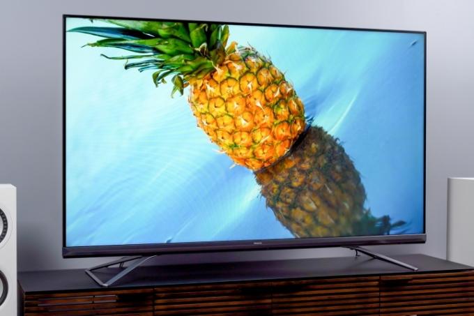 Imagem de abacaxi na tela da TV Hisense U9DG.