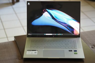 ディスプレイとキーボード デッキを示す HP Envy 16 2023 の正面図。