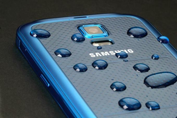 Samsung Galaxy S5 Sport espalda agua