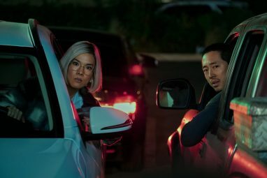 Ali Wong y Steven Yeun se asoman por las ventanillas de sus autos en Beef.