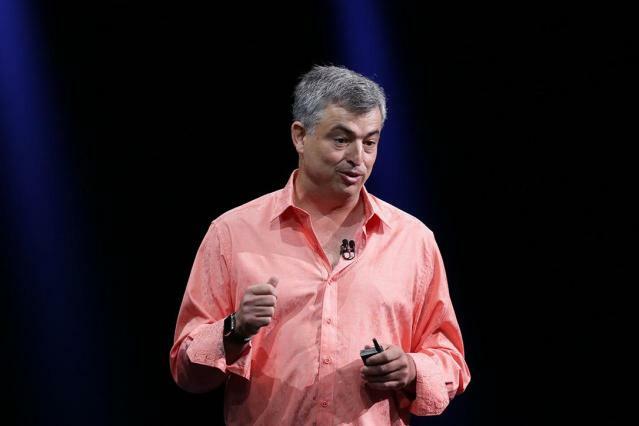 Apple-WWDC-2015-Pressshot-Presenter-Muž-Ružová-Shirt