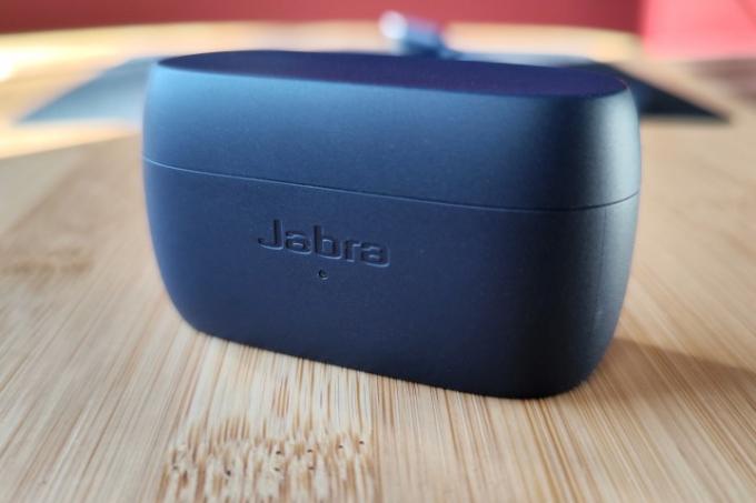 Jabra Elite 4 suljettu latauskotelo.