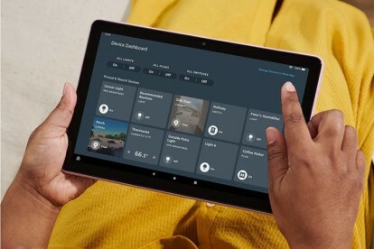 Uma pessoa vestindo amarelo usa o painel do dispositivo em seu tablet Amazon Fire HD 10.