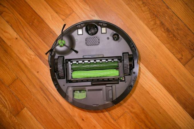 Parte inferior e pincéis do iRobot Roomba j7+.