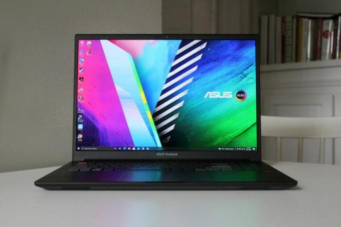 Asus Vivobook Pro 16X OLED sitter på en bordsskiva.