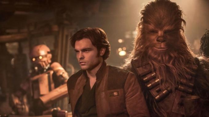 يقف Han و Chewie و droid في Solo: A Star Wars Story 