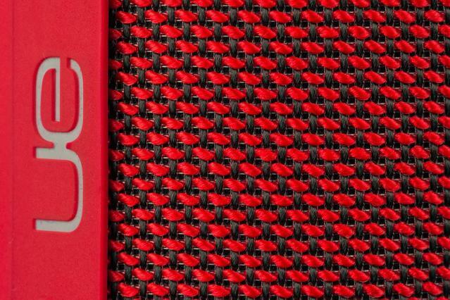 Macro de texture de l'examen du haut-parleur UE Megaboom Ultimate Ears