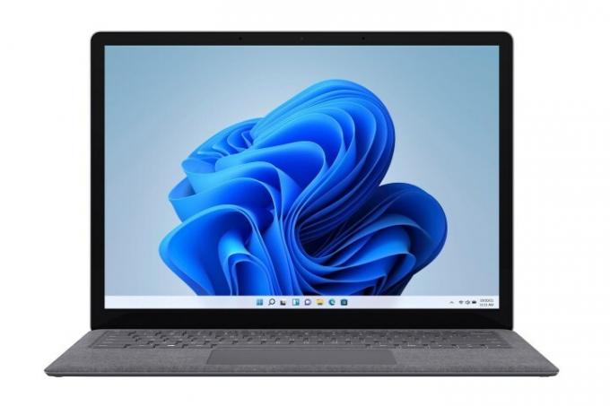 Pogled od spredaj na prenosnik Microsoft Surface Laptop 4 na belem ozadju.