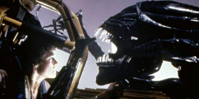 Riplijs cīnās ar citplanētiešu karalieni filmā Aliens.
