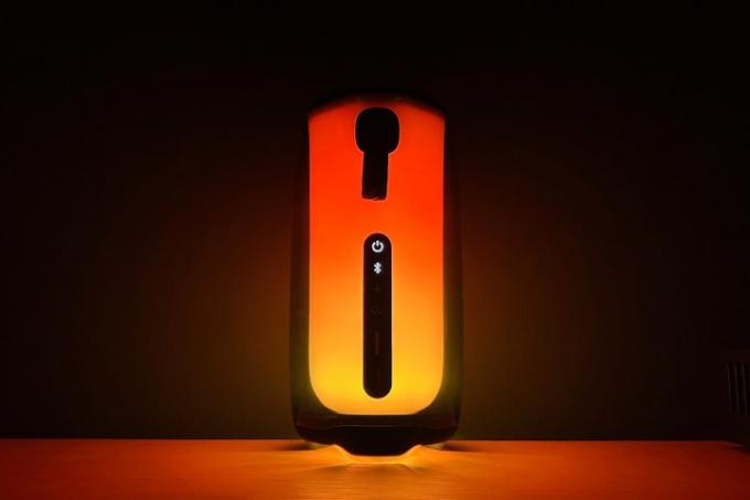 JBL Pulse 5, portocaliu strălucitor în întuneric.