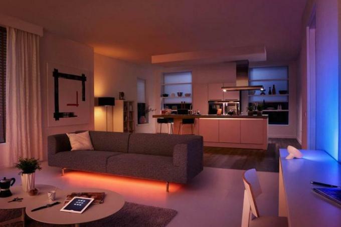 Viacfarebné farebné svetlá v obývacej izbe