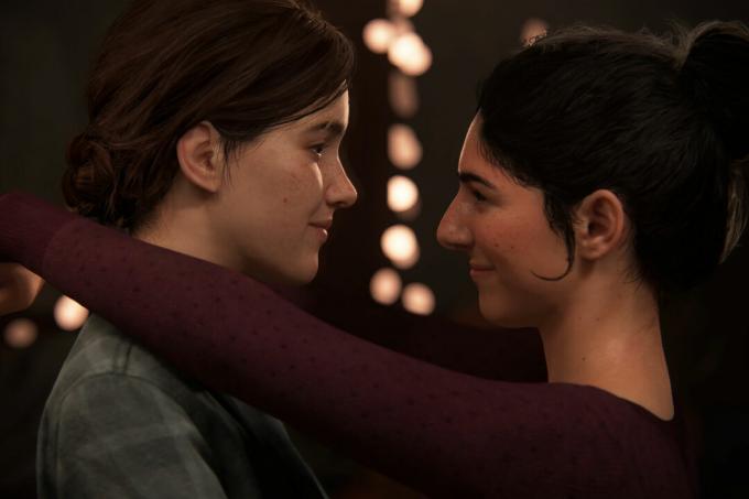 Ekrano kopija iš „The Last of Us“ 2 dalies, kurioje Ellie ir Dina lėtai šoka vienas su kitu.