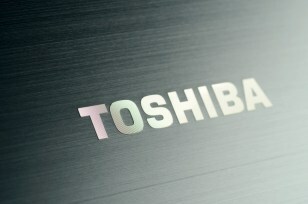 Логотип на крышке обзора Toshiba Satellite S955