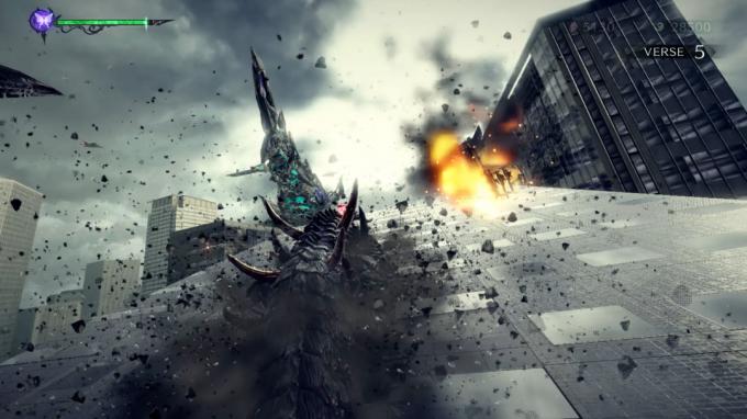 Демон бегает по поверхности здания, а воздух наполняется обломками в Bayonetta 3.