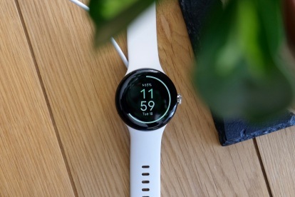 Google Pixel Watch på laddning.