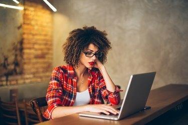Женщина, работающая на ноутбуке