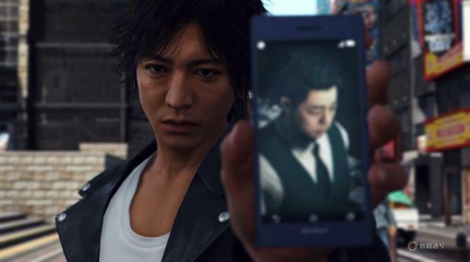 『Judgement』の主人公は、携帯電話にある写真を誰かに見せます。