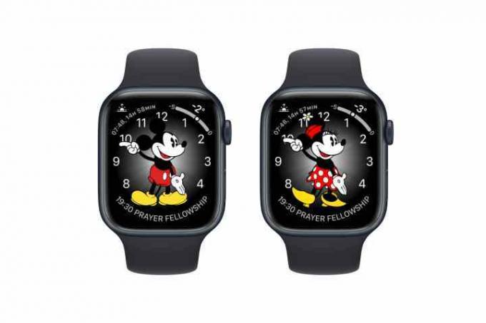 Három Apple óra, amelyeken Mickey egér és Minnie egér óralapja látható.