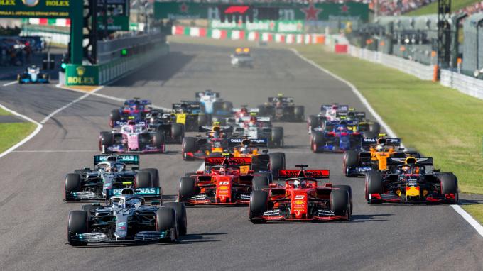 Een groep auto's die racen in de Formule 1: Drive to Survive.