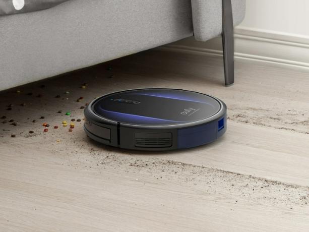 Il robot aspirapolvere Eufy Clean RoboVac G32 Pro spazza il pavimento.