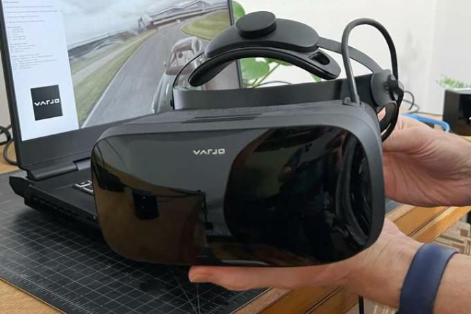 Tampilan jarak dekat dari headset Varjo Aero VR yang dipegang oleh Alan Truly.