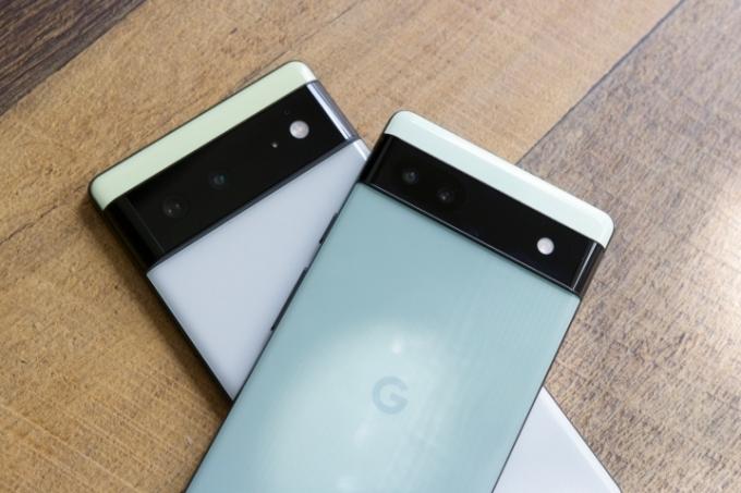Das Google Pixel 6a liegt auf dem Google Pixel 6.